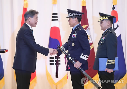 문 대통령, 정경두 합참의장에게 수치 수여