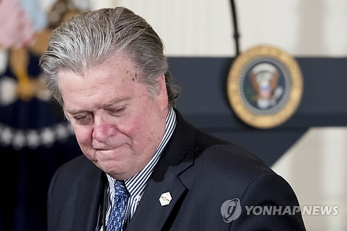 배넌 소유 美 극우 매체 "해적선에 선장이 돌아왔다."