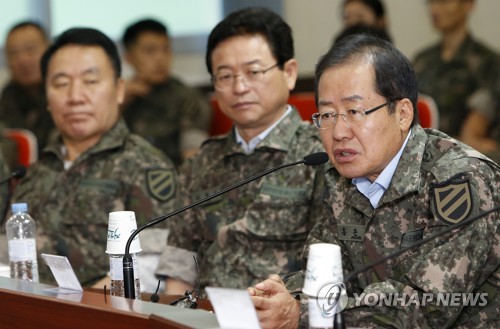 장병들 격려하는 홍준표