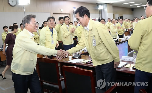 문 대통령, '첫 업무보고'