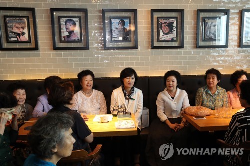 5·18 가족과 면담하는 추미애