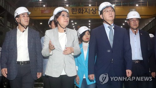 K-9 자주포 생산 라인 찾은 이혜훈, 유승민