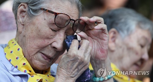 마른 눈물 훔치는 김복동 할머니