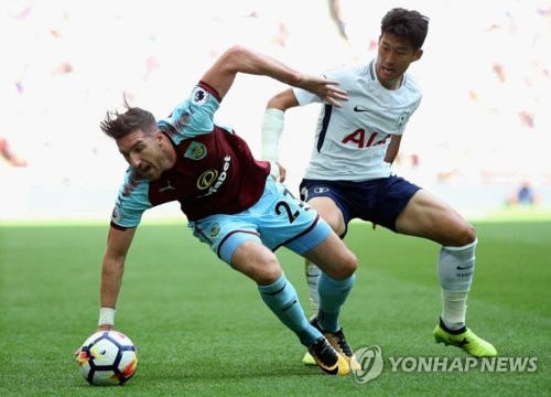 몸싸움 벌이는 손흥민