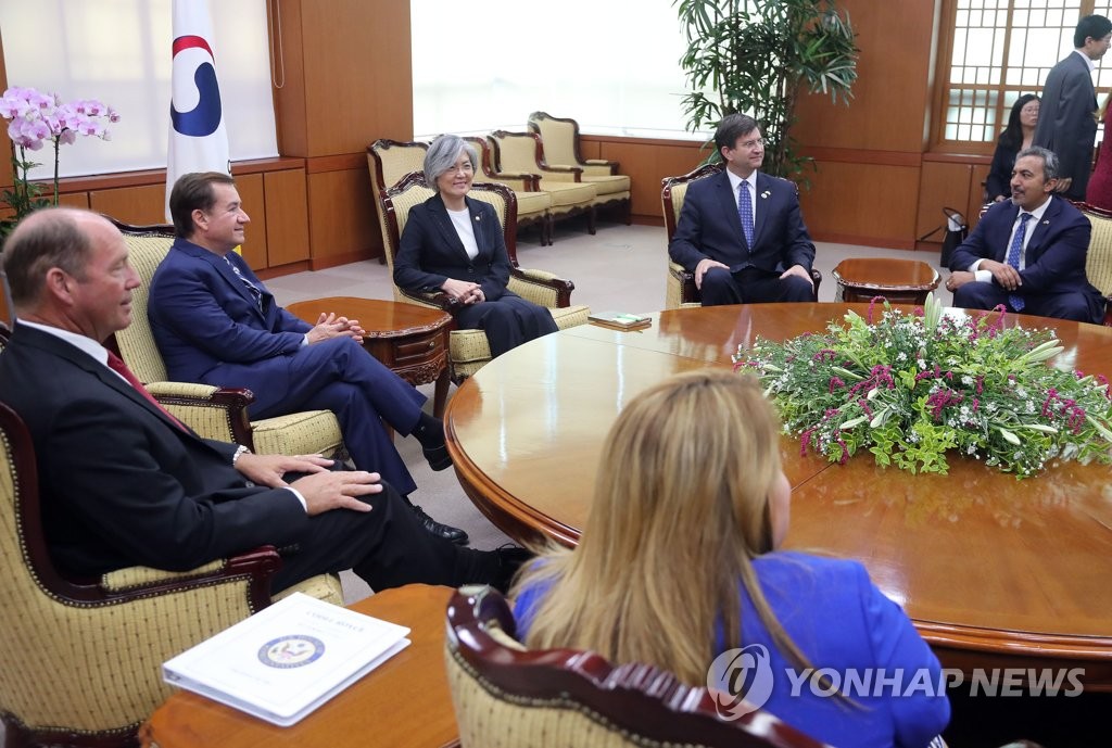 강경화, '지한파' 로이스 미 하원 외교위원장 면담