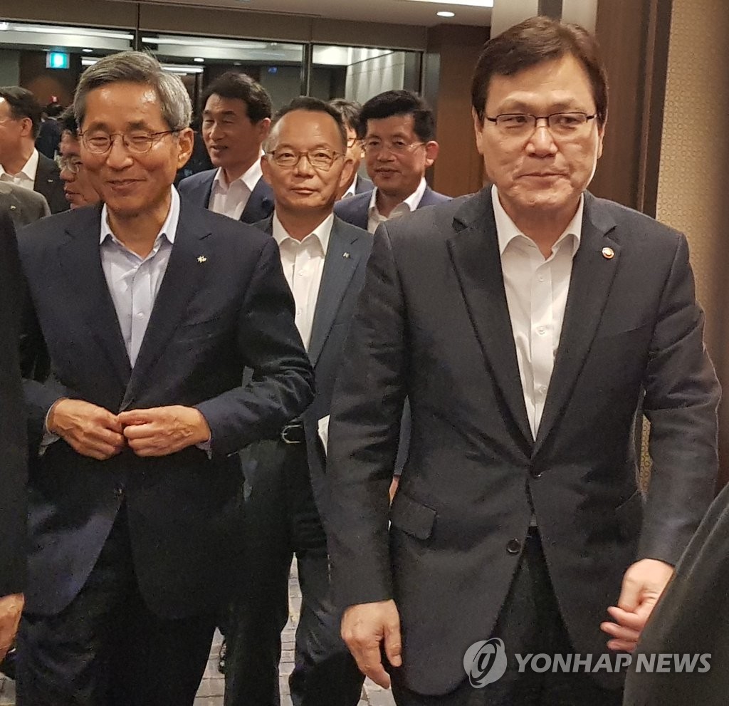 은행장들과 만찬 마친 최종구 금융위원장