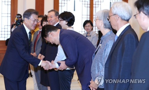 악수 나누는 문 대통령