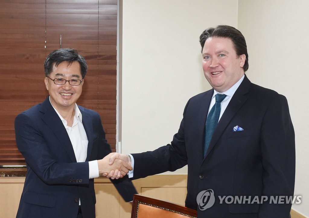 악수하는 김동연 부총리와 마크 내퍼 주한 미국대사 대리