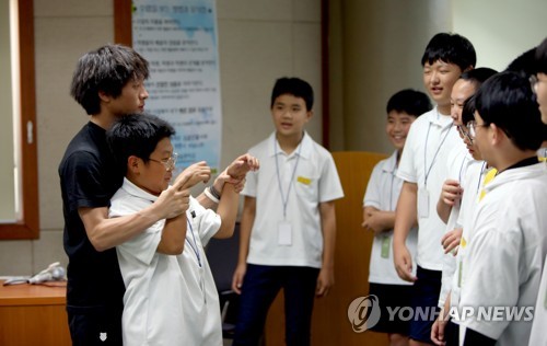 제주 모교서 문화예술교사로 나선 김설진씨
