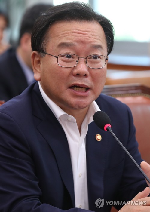 답변하는 김부겸 장관