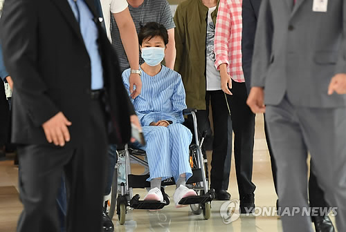 환자복 입고 휠체어 탄 박근혜
