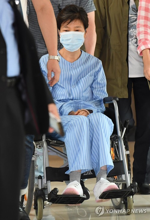 환자복 입고 휠체어 탄 박근혜