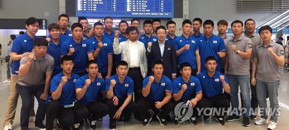 캐나다로 출국하는 청소년야구팀