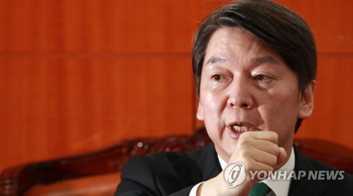 인터뷰 하는 안철수 대표