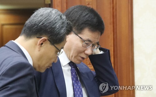 대화하는 고용노동부와 중소벤처기업부 차관