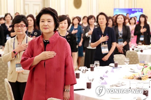 김정숙 여사, '세계 한민족여성네트워크 참석자들과 함께'