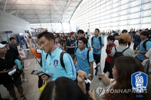 결전지 우즈베크로 출국하는 태극전사