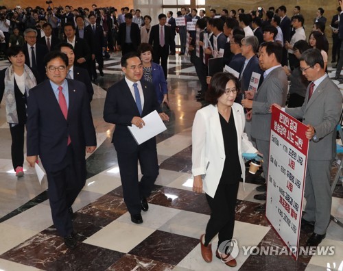 한국당 국회 보이콧 시위 가운데 입장하는 민주당
