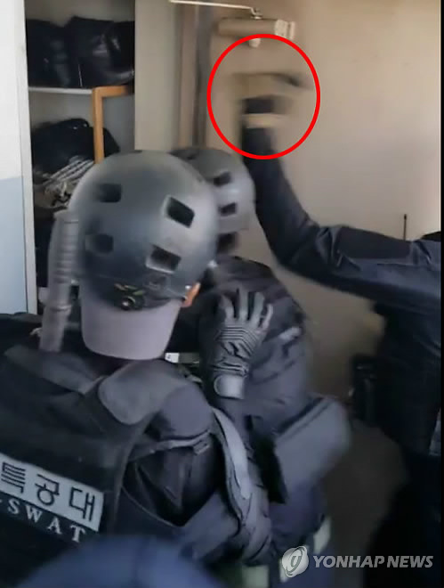 섬광탄 던지며 진압 나서는 경찰특공대