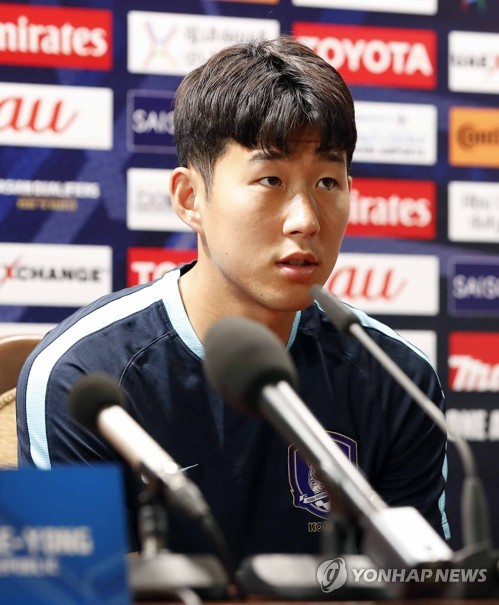질문에 답하는 축구대표팀의 에이스 손흥민