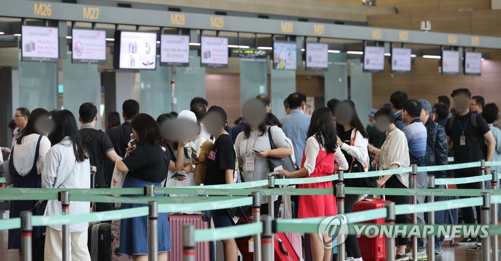 인천공항 출국장에서 여행객들이 수속을 기다리는 모습