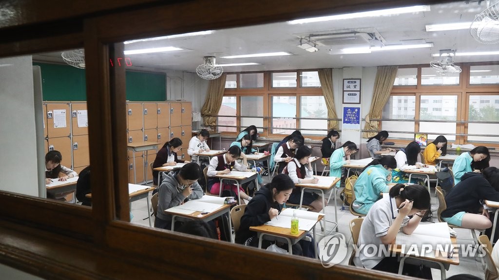 지난 6일 경기도 수원시 효원고등학교에서 2018학년도 대학수학능력시험 9월 모의평가가 실시되고 있다. [연합뉴스 자료사진]