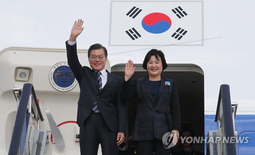 블라디보스토크 도착, 손 흔드는 문 대통령