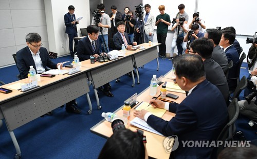 공정위원장 발언듣는 유통업계 대표들