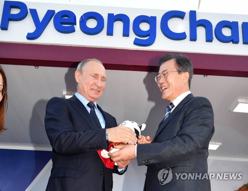 韓国の文在寅（ムン・ジェイン）大統領（右）は９月、ロシア極東・ウラジオストクの平昌五輪広報ブースを訪れ、プーチン大統領（左）に五輪マスコットのぬいぐるみを贈った＝（聯合ニュース）