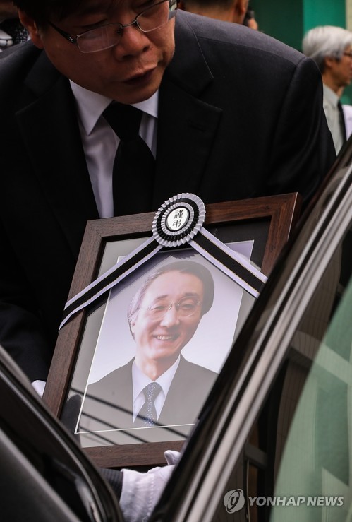 장지 향하는 고 마광수 교수
