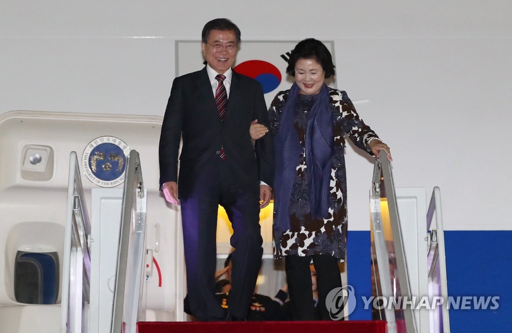 문 대통령 내외 귀국