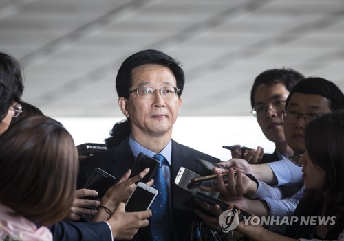 질문 듣는 민병주 전 국정원 단장