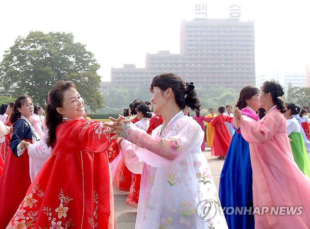 첨예한 대립 속에 열린 북한 정권 수립 기념 무도회