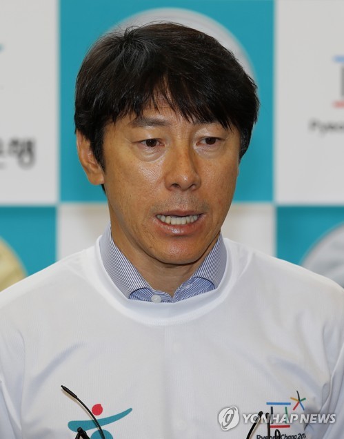 취재진 질문에 답하는 신태용 감독