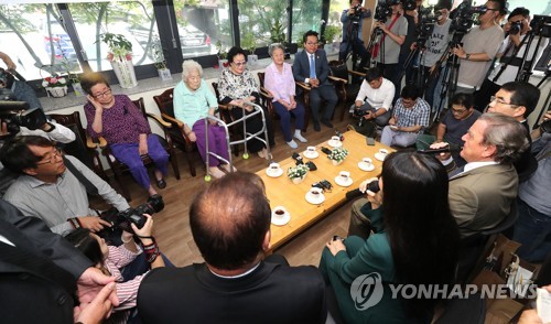 위안부 피해 할머니들 만난 슈뢰더
