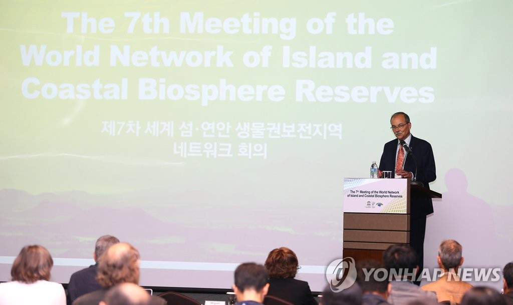 축사하는 미겔 국장