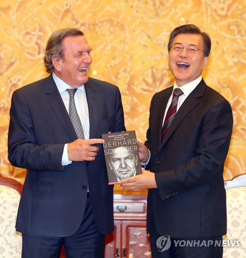 슈뢰더 전 독일 총리 자서전 선물받는 문 대통령