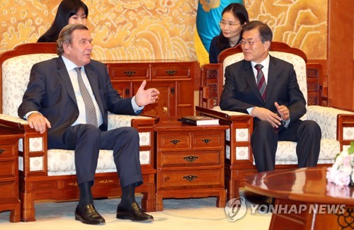 얘기 나누는 문 대통령과 슈뢰더 전 독일 총리
