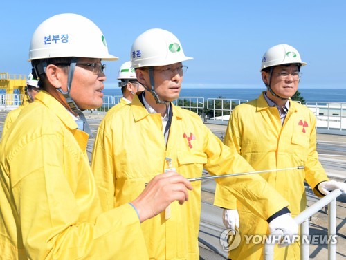 월성원전 현장점검 하는 백운규 장관