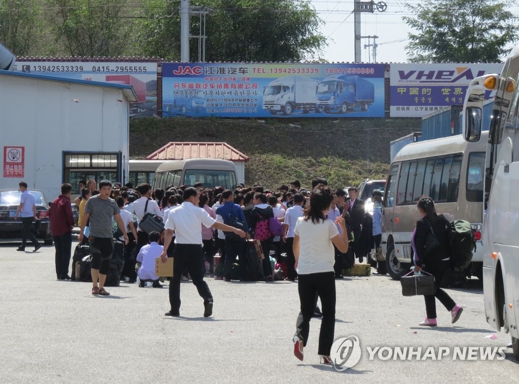귀국하기 위해 해관에 모인 북한 근로자들