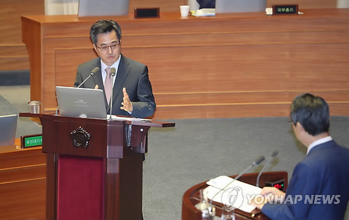 답변하는 경제부총리