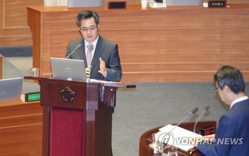 답변하는 경제부총리