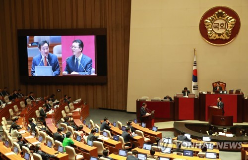 13일 국회 본회의장에서 열린 경제분야 대정부 질문