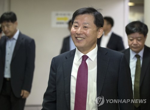 웃음 보이며 법정 들어서는 이철규 의원