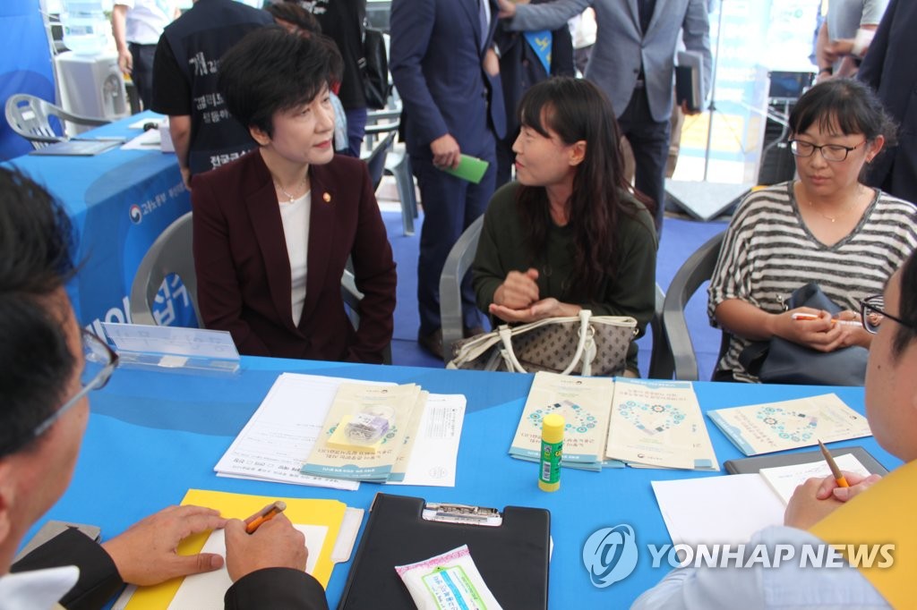 현장에서 소통하는 고용부 장관