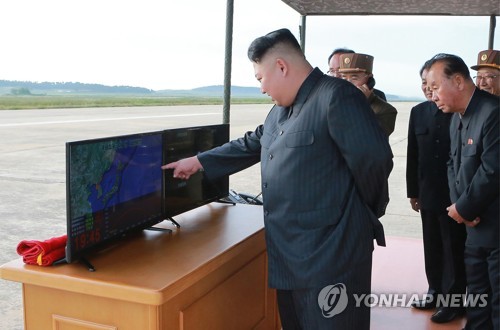 미사일 궤적 확인하는 김정은