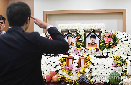 순직 소방관에 경례하는 동료 소방관