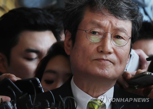 검찰 출석한 문성근 "경악스럽다"