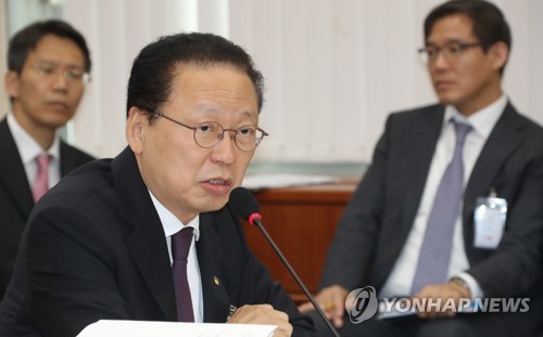 답변하는 금감원장
