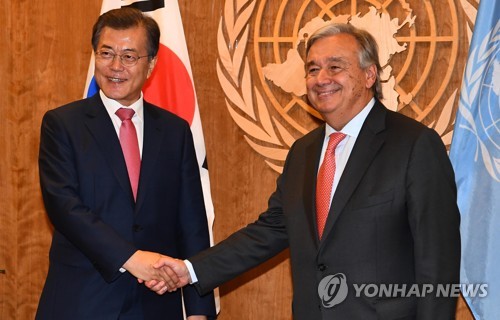 문 대통령, 안토니우 구테흐스 유엔사무총장과 악수